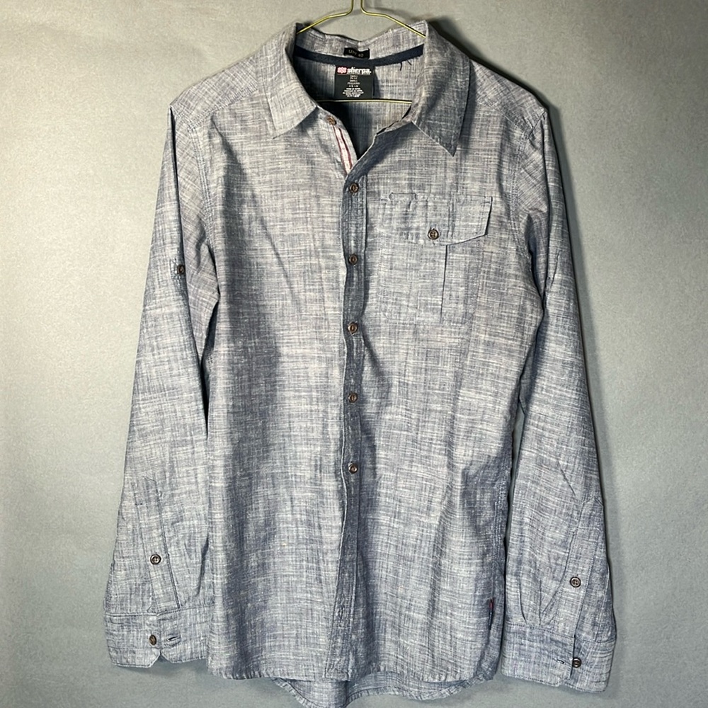 Sherpa Adventure Gear men’s shirt. Size small. Linen texture.